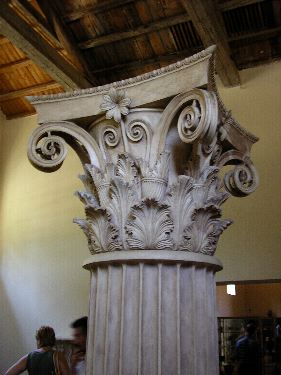 Colonne avec frise